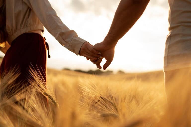Un couple qui marche dans un champ de blé | Réservez un photographe
