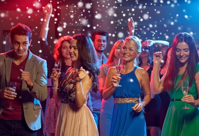 Des gens en soirée lors d'une fête |