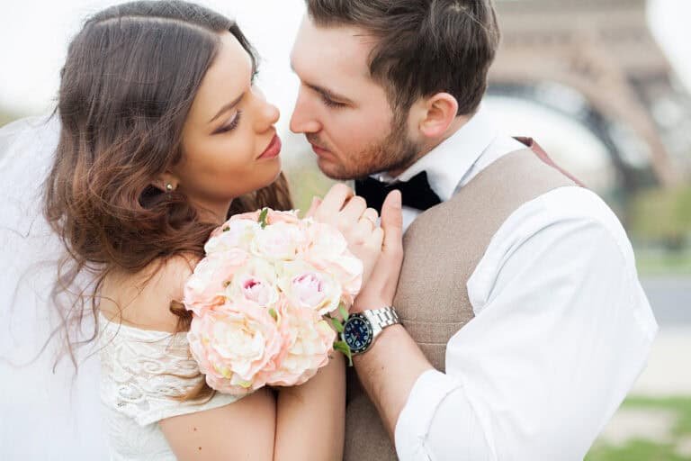 Un couple en mariage |